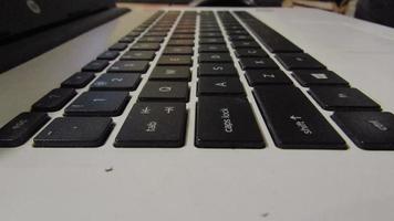 wit laptop met zwart toetsenbord freelancer werken notitieboekje foto