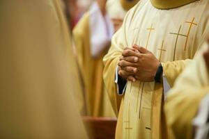 gebed persoon hand- naar god Bij kerk. foto