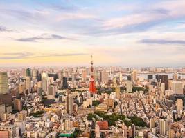 luchtfoto van de stad tokyo bij zonsondergang foto