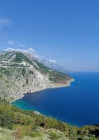 kust- landschap in de buurt Brela, Makarska riviera, adriatische Zee zee, kroatië foto