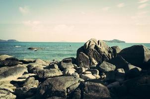 rotsen, zee en blauwe lucht in Phuket, Thailand foto