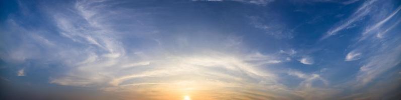 de lucht en de wolken bij zonsondergang foto