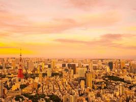 luchtfoto van de stad tokyo bij zonsondergang foto