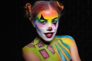 schattig vrouw met een lichaam kunst clown foto