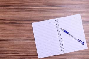 notebook en pen op de tafel foto