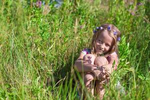 schattig jong meisje Aan de weide foto