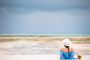 vrouw in blauw jurk houdende Aan de strand foto