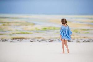 klein meisje op het strand foto