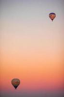 heet lucht ballon vliegend over- rotsachtig landschappen in cappadocia met mooi lucht Aan achtergrond foto
