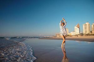 charmant vrouw poseren Aan de strand foto