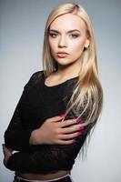 mooi blond poseren in studio foto