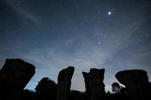 silhouet van rotsen in een sterrenhemel