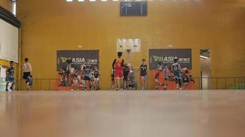 basketbal spel team wedstrijd binnen- rechtbank Sportschool foto