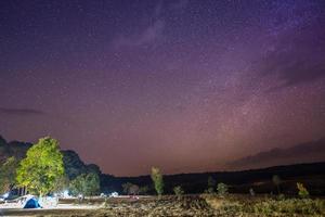 kleurrijke sterrenhemel boven een camping foto
