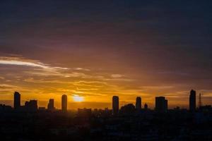 stadsgezicht silhouet bij zonsondergang foto