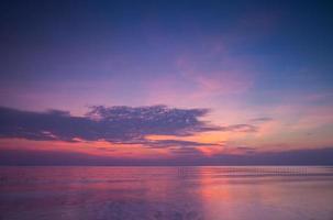 roze en paarse zonsondergang over de oceaan foto