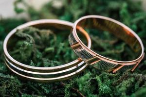 bruiloft ringen aan het liegen Aan de groen gras foto
