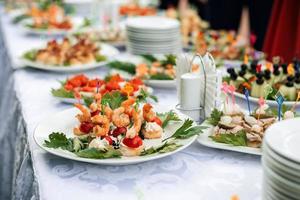 licht hapjes, canapeetjes Aan een feestelijk tafel foto