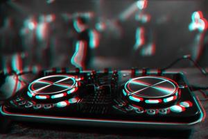 dj troosten voor menging muziek- met wazig mensen dansen Bij een nachtclub feest. zwart en wit met 3d glitch virtueel realiteit effect foto