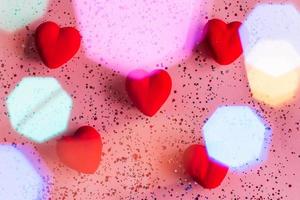 rood harten Aan roze achtergrond met confetti. Valentijnsdag dag sjabloon foto