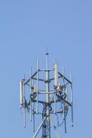 telecommunicatie-antenne onder een heldere hemel foto