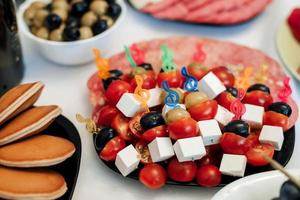 licht hapjes, canapeetjes Aan een feestelijk tafel foto