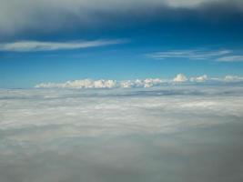 luchtfoto van wolken vanuit een vliegtuig foto