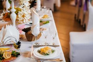 de tafel is geserveerd voor de viering met snacks en alcohol foto