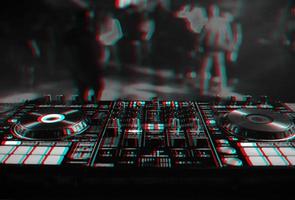 dj troosten voor menging muziek- met wazig mensen dansen Bij een nachtclub feest. zwart en wit met 3d glitch virtueel realiteit effect foto