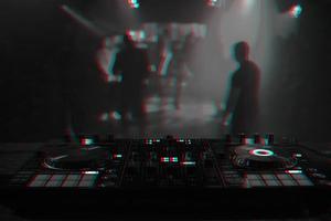 dj troosten voor menging muziek- met wazig mensen dansen Bij een nachtclub feest. zwart en wit met 3d glitch virtueel realiteit effect foto