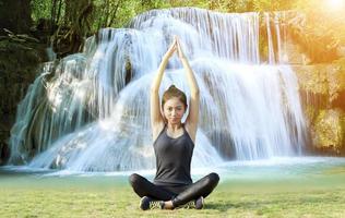 atletische Aziatische vrouw warming-up met yoga pose foto