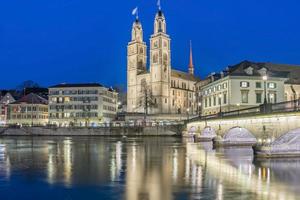 uitzicht op Grossmunster en de oude binnenstad van Zürich foto