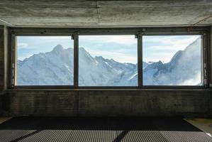 aletschgletsjer vanuit het raam van het treinstation van jungfraujoch in zwitserland foto
