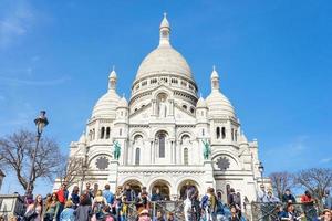 toeristen op montmartre dichtbij basiliek sacre coeur, parijs foto