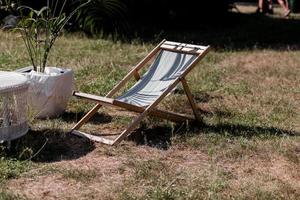 houten zonnebank Aan tuin foto