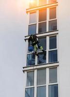 venster sluitringen Aan een kantoor gebouw foto