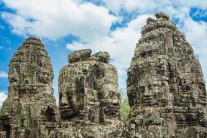 oude stenen gezichten bij bayon tempel, angkor wat, siam reap, cambodja