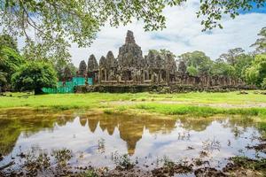 oude tempel bayon angkor complex, siem reap, cambodja