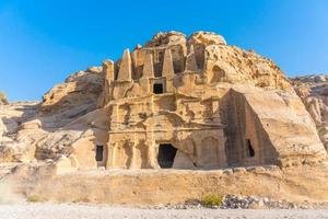 gele obelisk tombe bab el-siq, petra, jordanië foto