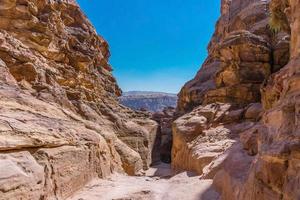 uitzicht op rotsen en weg naar het klooster in petra, jordanië foto