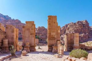 de ruïnes van de grote tempelpoorten in petra, jordanië foto