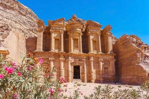 beroemde gevel van de advertentie deir in de oude stad petra, jordanië foto