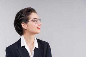 dichtbij omhoog portret jong bedrijf vrouw wie looks gelukkig en zelfverzekerd. glimlach foto