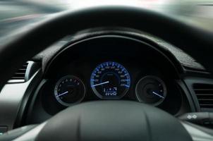 stuurinrichting wiel en dashboard, vastmaken stoel riem teken waarschuwing Aan auto dashboard informatie voor veiligheid bestuurder foto