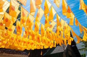 thammachak vlag geel in tempel wat phan tao Aan blauw lucht tempel noordelijk Thailand foto