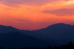 zonsondergang visie landschap met laag berg Bij noorden van Thailand foto