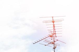 televisie antenne Aan wolk blauw lucht achtergrond foto