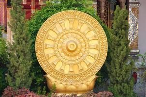 wiel van dhamma van Boeddhisme in Thais tempel, goud thammachak wiel was symbool van Boeddhisme foto