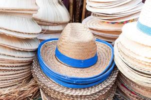 handgemaakt hoeden geweven van bamboe hoeden arrangement Aan markt hand- ambacht winkel foto