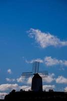 silhouet van een traditioneel windmolen foto